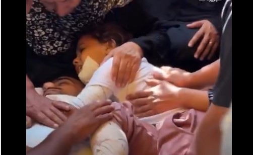 فيديو مؤثر.. طفلة فلسطينية جريحة ترفض فراق والدها الشهيد