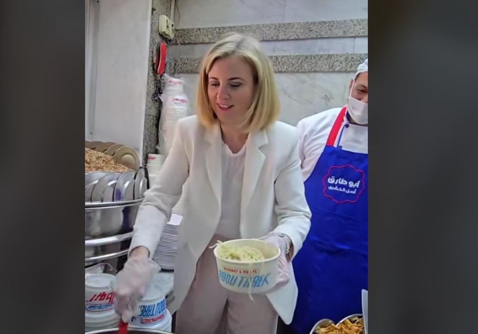 لماذا زارت وزيرة خارجية النمسا مطعم “كشري” بمصر؟