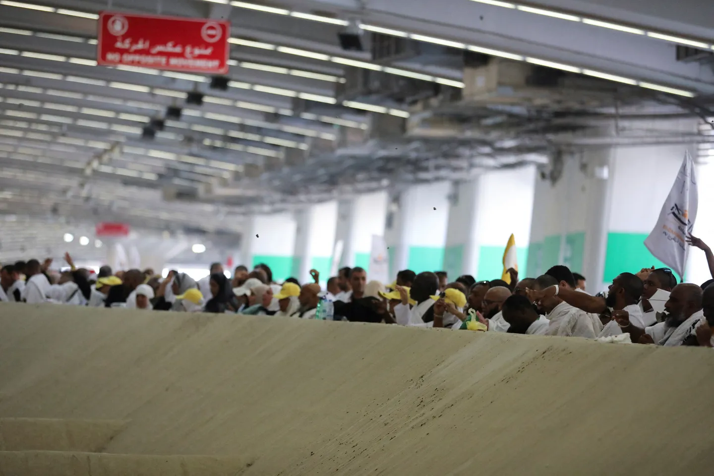 حجاج بيت الله يرمون الجمرات في أول أيام التشريق