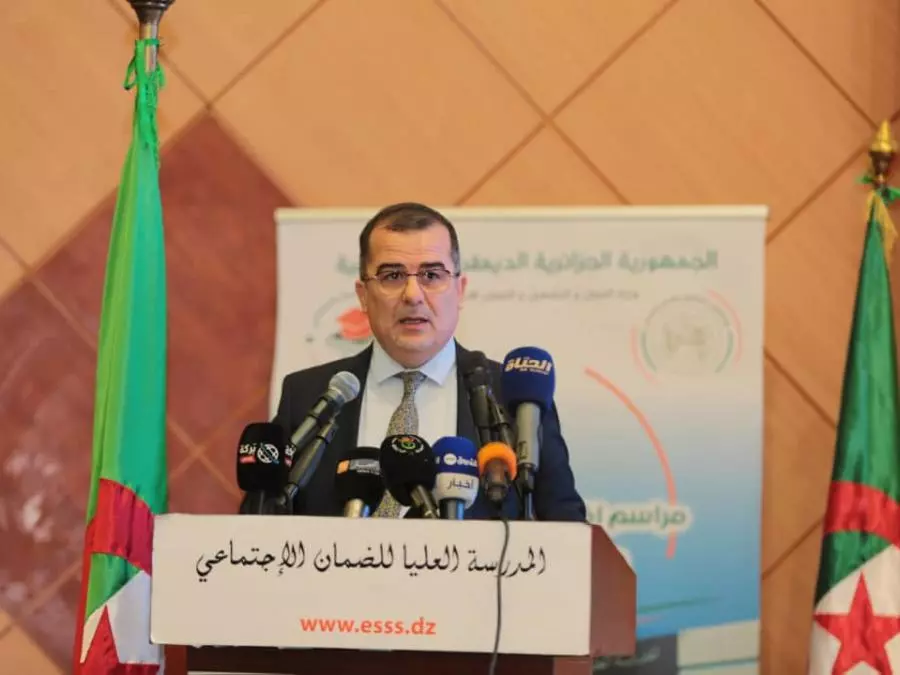 بن طالب يشرف على حفل تخرج طلبة المدرسة العليا للضمان الاجتماعي