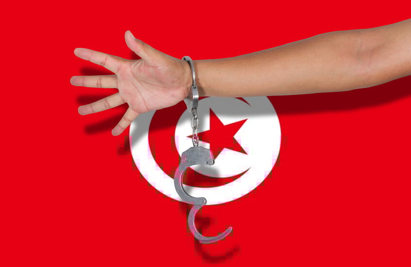 جريمة مروعة.. تونسي يقتلع عيني زوجته “قربانا” لكنز مزعوم