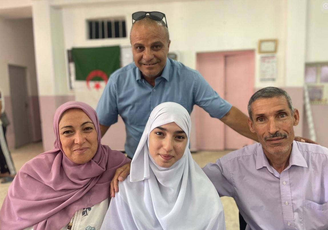 موكب خاص يجوب شوارع سوق أهراس احتفاء بالتلميذة “رونق زاني”