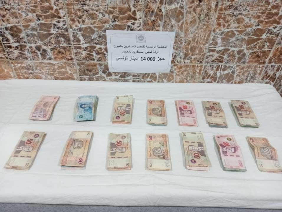 الجمارك تحجز 14 ألف دينار تونسي غير مصرح به لدى مسافر