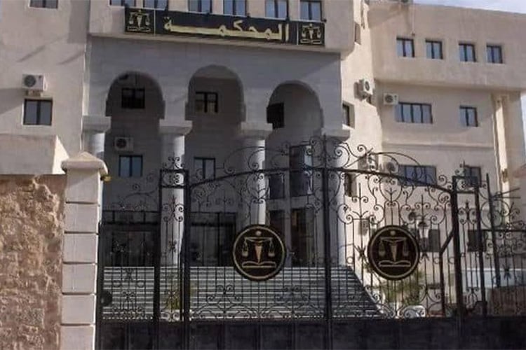 موظفة تصب أموالا مختلسة من المستشفى في حساب شقيقتها الجامعية