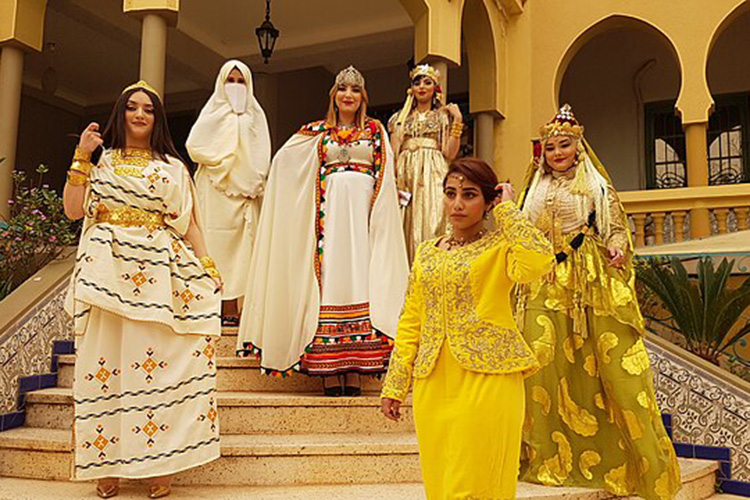 سوريون وتونسيون يشيدون بالتقاليد الجزائرية في اللباس والحلاقة