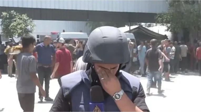 فيديو: مراسل الجزيرة في غزة يبكي بسبب هذا المشهد!