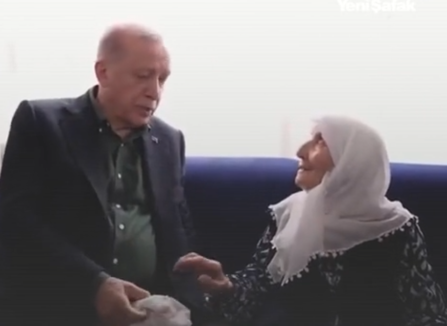 مسنة تركية تقدم آخر ما تملك من مال لأردوغان.. ما القصة؟
