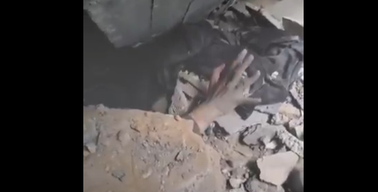 بالفيديو: امرأة غزية تمدّ يدها تحت الأنقاض لطلب النجدة
