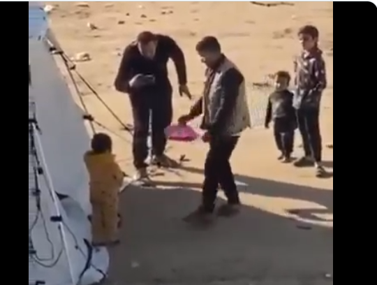 فيديو يثير السخط.. لن تصدق ما فعله موظف إغاثة بطفلة غزاوية!