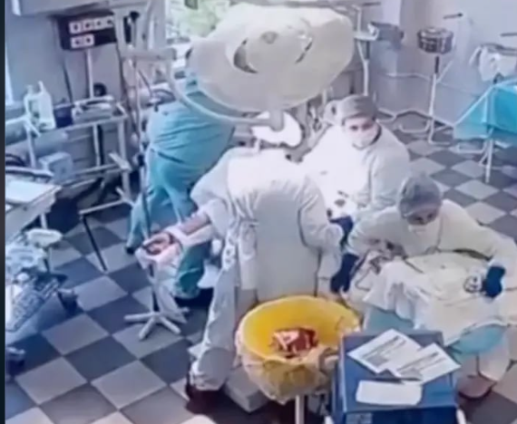 أطباء روس خلال الزلزال المدمر.. لحظة إنسانية لافتة رصدتها الكاميرات