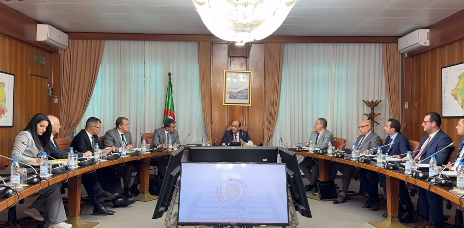 الوزير الأول بالنيابة يترأس اجتماع عمل لتنظيم معارض لبيع الأدوات المدرسية