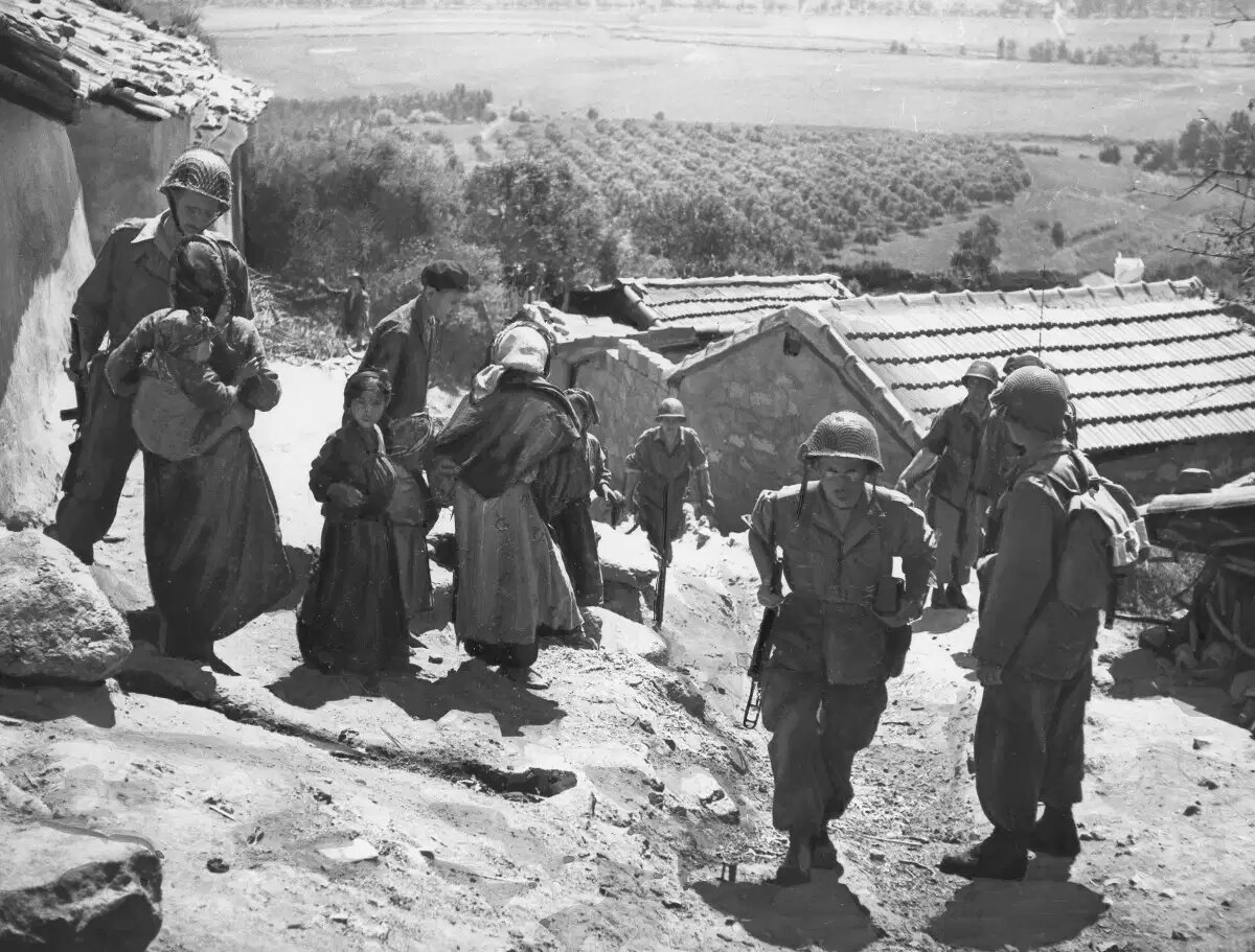 “ميديا بارت” تنشر تحقيقا حول مجزرة 23 ماي 1956 بوادي الصومام: حين تتكلم الضحية ويسكت الجلاد