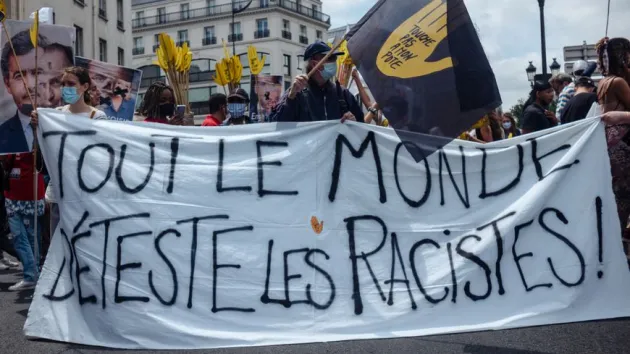 رئيس الجمعية الفرنسية المناهضة للعنصرية دومينيك سوپو لـ”الشروق”: نهاية “فرنسا الكبرى” وراء نزعة الكراهية تجاه الجزائر