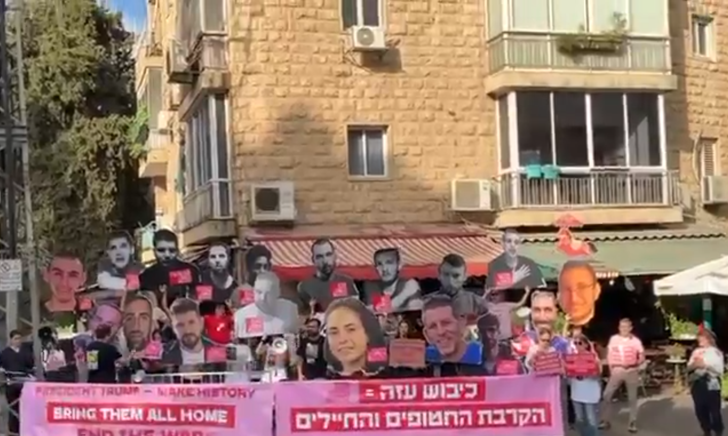  “تأكلون في المطاعم الفاخرة والأسرى يتضورون جوعا! “.. صهيونيات يثرن على نتنياهو!
