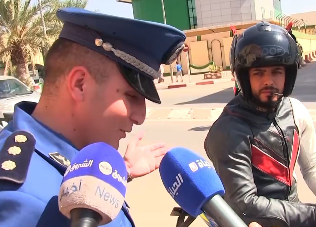 شرطي من ولاية غرداية يقدر انضباط سائق دراجة نارية بقواعد السلام
