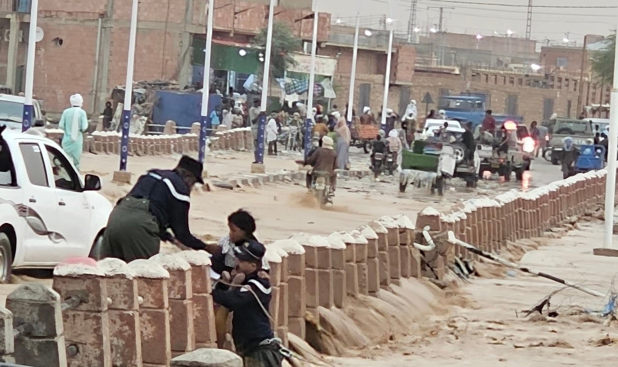 إجلاء عائلات وإنقاذ طفل جراء التقلبات الجوية بعين قزام