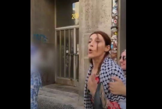 ناشطة ألمانية تهتف دون خوف: “أبو عبيدة يا حبيب إضرب إضرب تل أبيب”