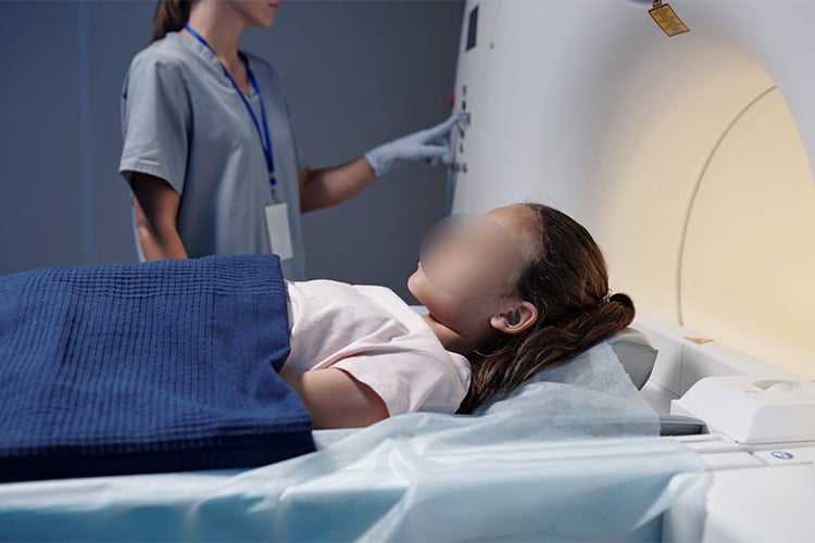 العلاج الإشعاعي مجّانًا للأطفال مرضى السرطان بالعيادات الخاصة
