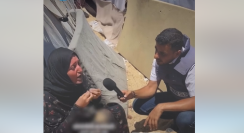 هذا ما فعله صحفي عندما شاهد امرأة غزية تأكل التراب!