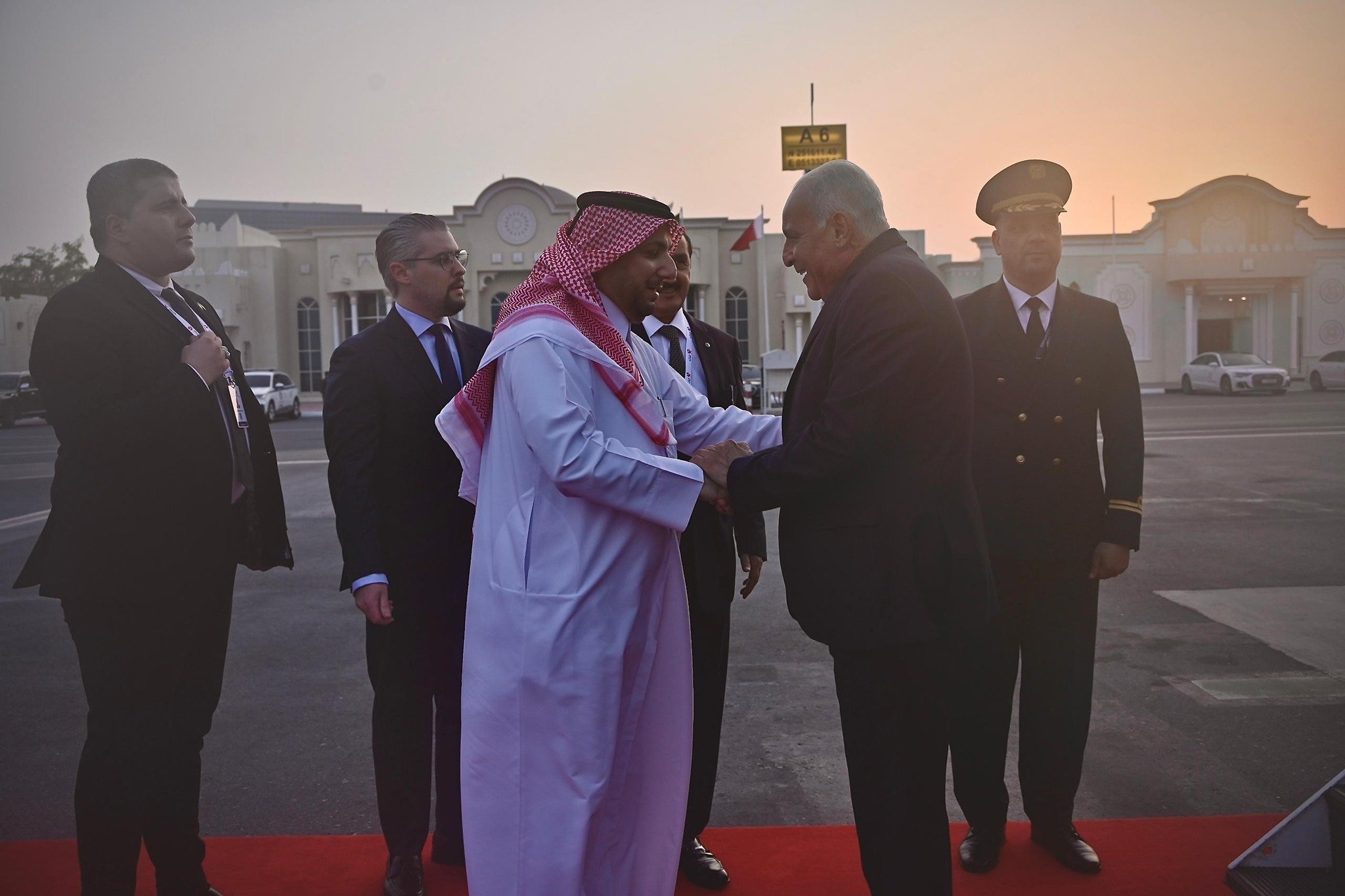 الوزير عطاف يحل بالدوحة للمشاركة في القمة العربية الطارئة