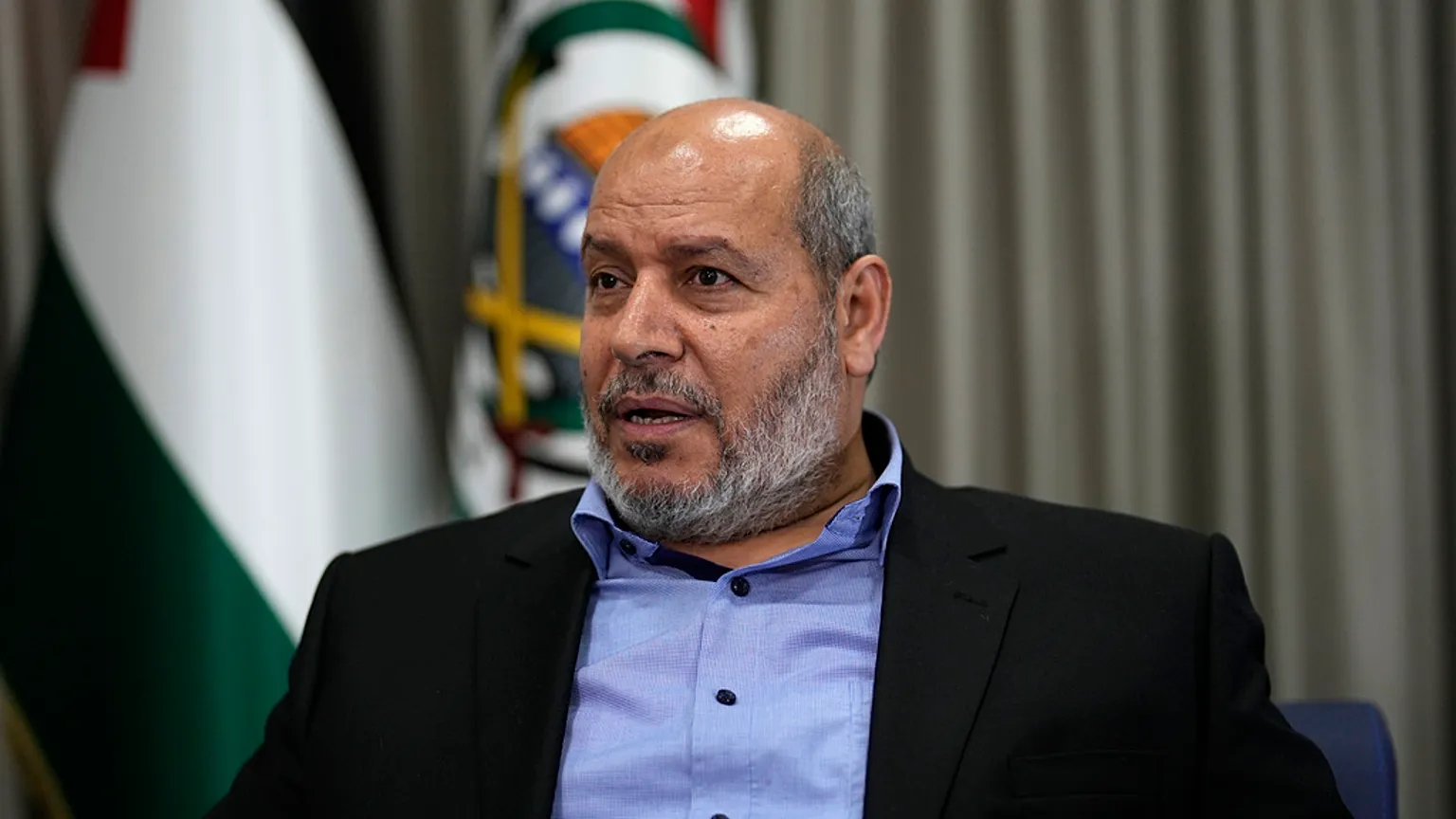 خليل الحية يؤدي صلاة الجنازة على شهداء العدوان الصهيوني على الدوحة