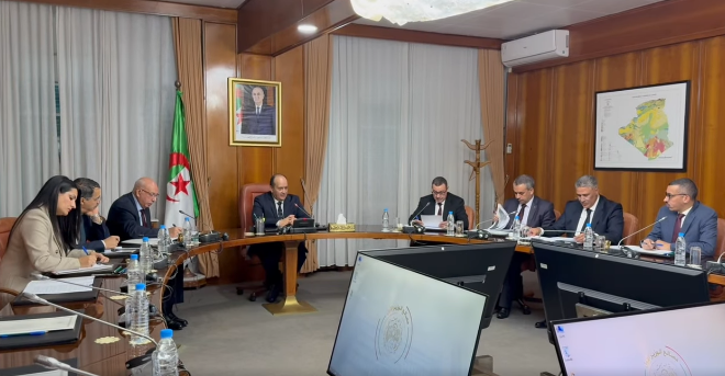 الوزير الأول يترأس اجتماعا وزاريا مشتركا حول تحضيرات الدخول المدرسي