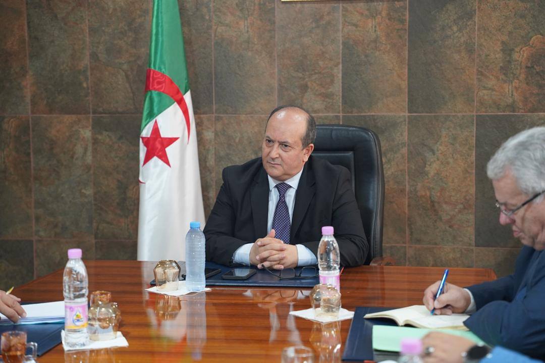الوزير الأول بالنيابة يُشرف على اجتماع تنسيقي مع ولاة الجمهورية