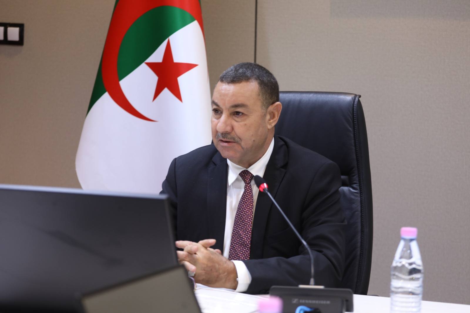 وزير النقل يأمر بتحديد الموانئ القابلة للتخصّص في تصدير الإسمنت