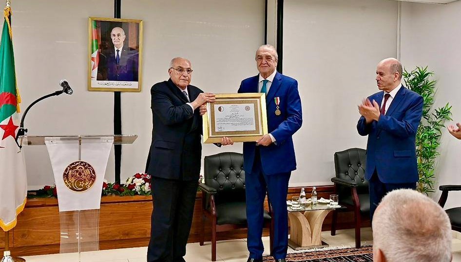 توشيح السفير بن جامع بوسام بدرجة عشير من مصف الاستحقاق الوطني
