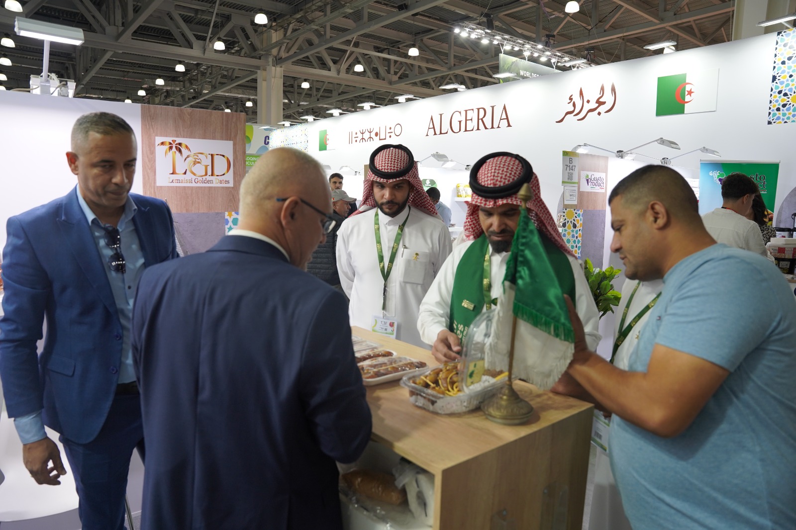 إقبال كبير على الجناح الجزائري في معرض الصناعات الغذائية بموسكو