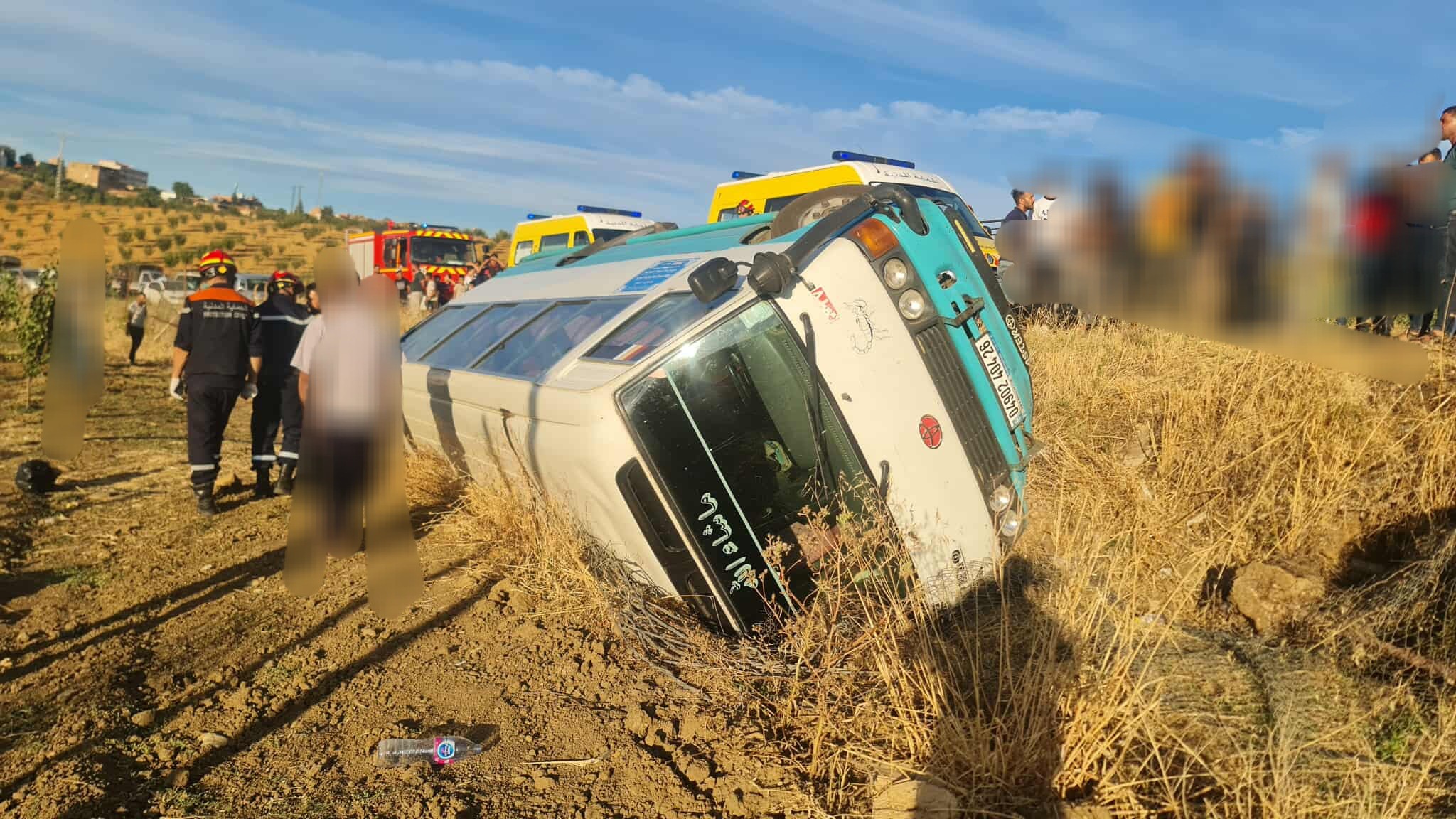 إصابة 14 شخصا جراء انحراف وانقلاب حافلة لنقل المسافرين في المدية