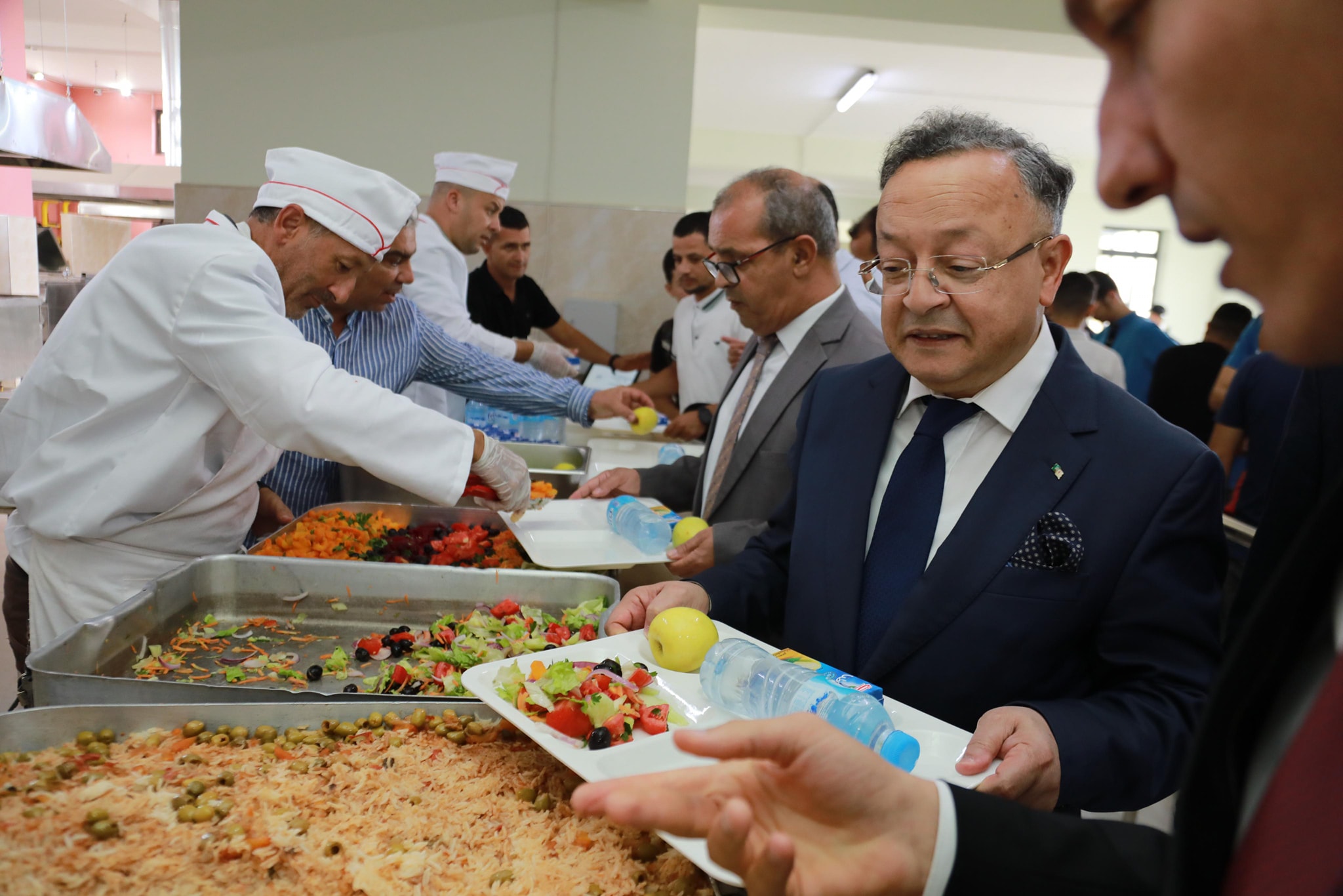 الوزير بداري يشارك الطلبة أول وجبة في المطعم الجامعي (صور)