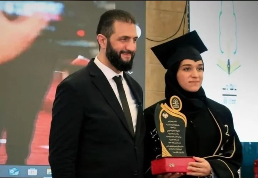 الشّرع يظهر مع زوجته ويكرّمها خلال هذه المناسبة!