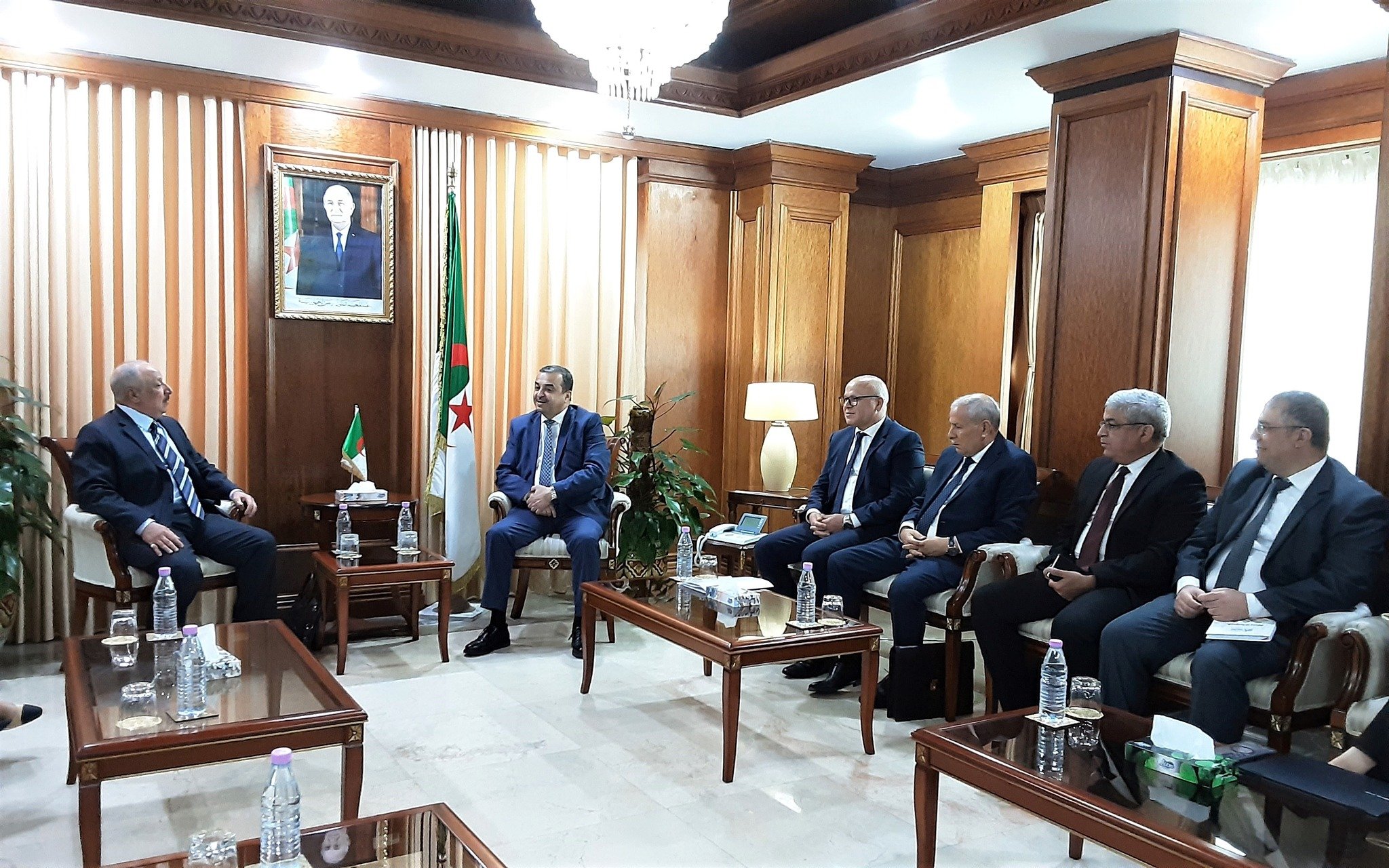 الجزائر والكويت تبحثان مشروعا طموحا لإنتاج وتصدير الهيدروجين الأخضر