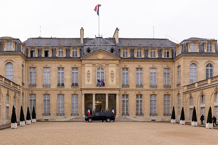 France honors its executioners and disavows the victims of nuclear crimes among Algerians!