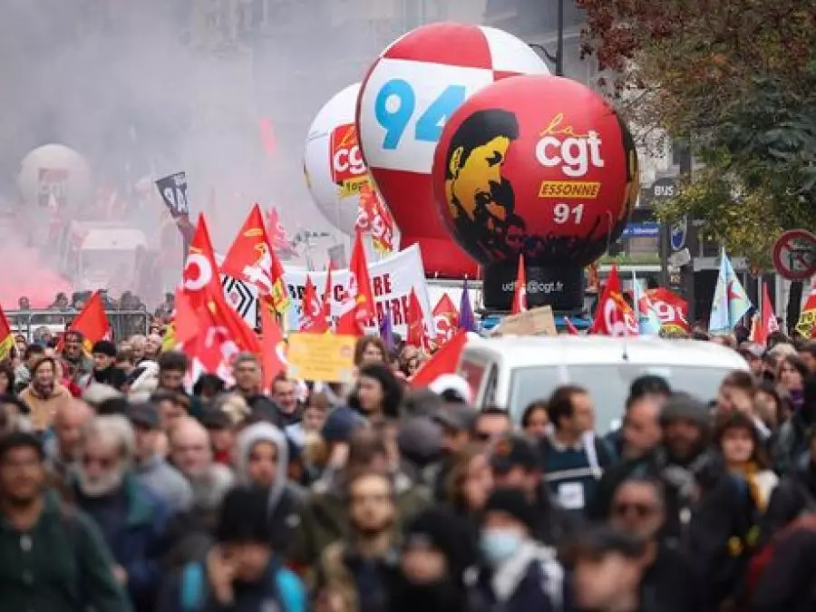 Une grève massive paralyse la France