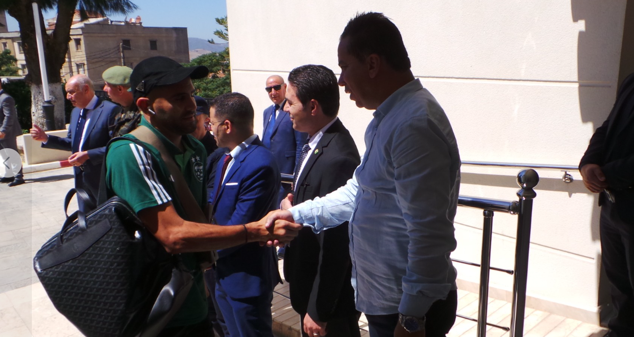 بالصور.. المنتخب الوطني يصل إلى فندق “لالة خديجة” بتيزي وزو
