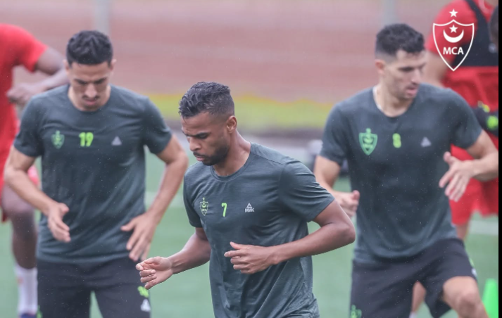 بالصور.. “المولودية” تخوض أول حصة تدريبية بليبيريا