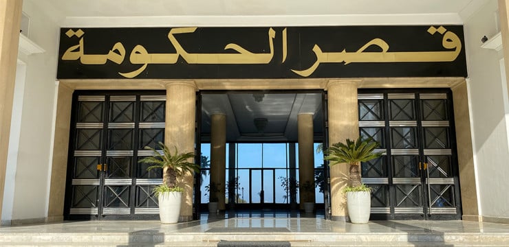 استيراد الحافلات وصيانة الطرق السريعة على طاولة الحكومة