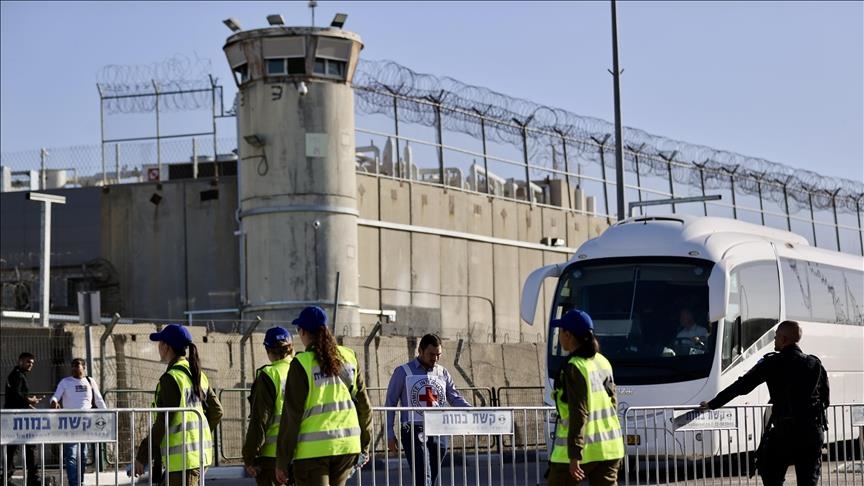 ضمن مهلة الـ72 ساعة.. بدء نقل أسرى فلسطينيين تمهيدا للإفراج