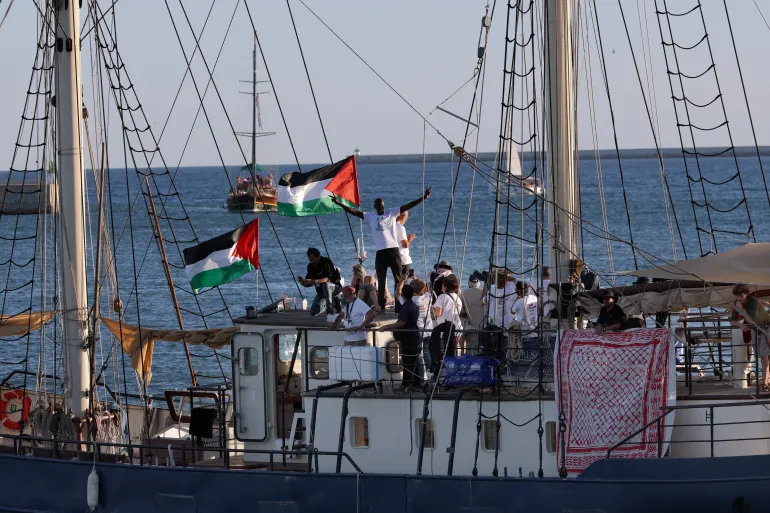 وجهاً لوجه أمام الصهيوني بن غفير.. أسطول الصمود يهتف “الحرية لفلسطين”
