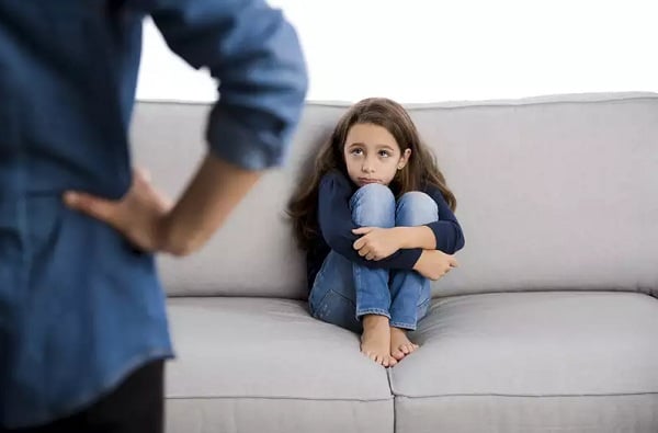 الأم السامة.. مثالية أمام الجميع باستثناء أبنائها
