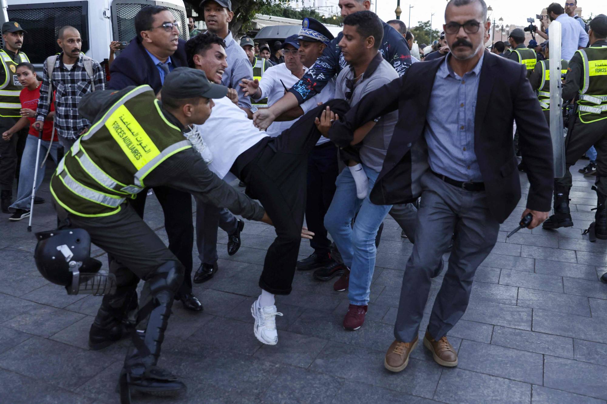 ليلة دامية في المغرب: قتيلان برصاص الأمن خلال احتجاجات “جيل زد 212”