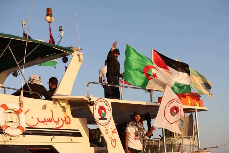 كان على متن أسطول الصمود.. الاحتلال يحتجز إسبانيا “عضّ” طبيبا صهيونيا!