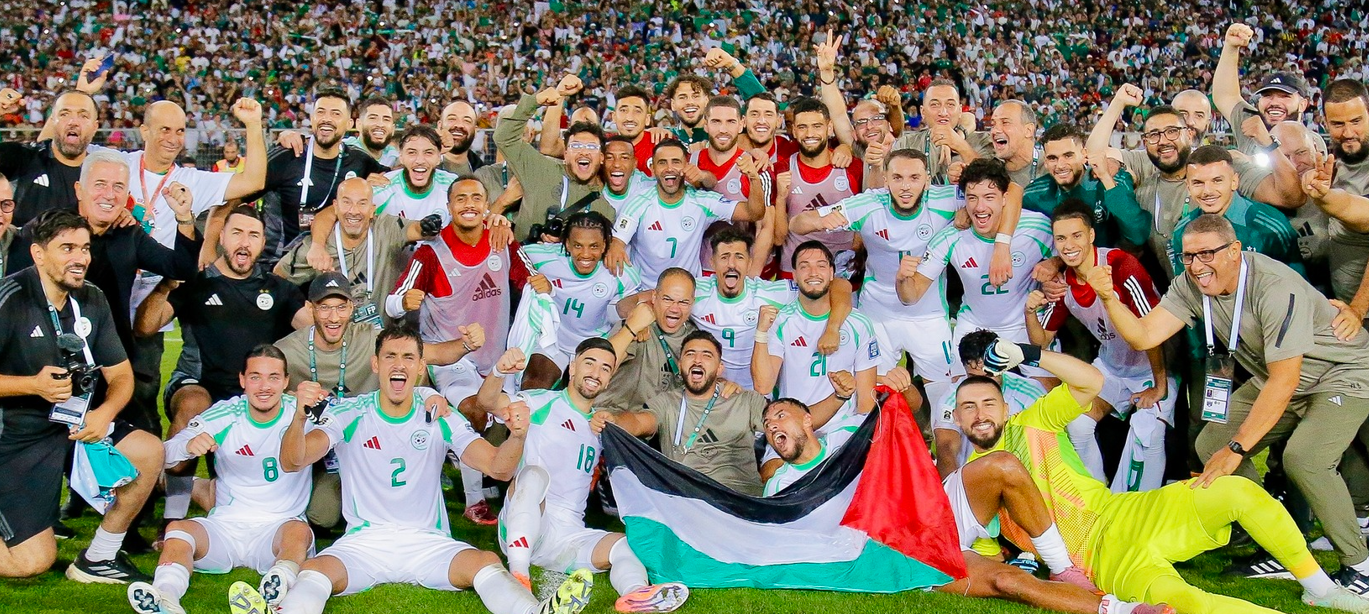 رئيس “الفيفا” يهنئ المنتخب الجزائري (فيديو)