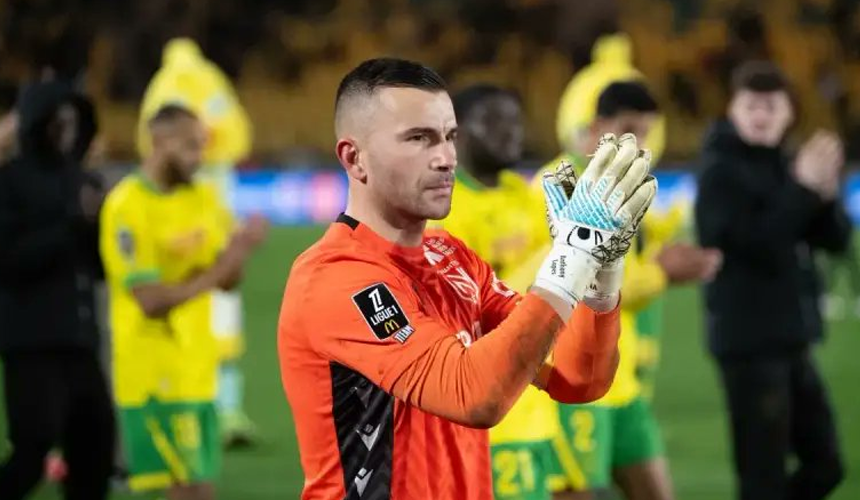 حارس نانت يتحايل ويتظاهر بالإصابة من أجل إفطار زملائه الصائمين ...