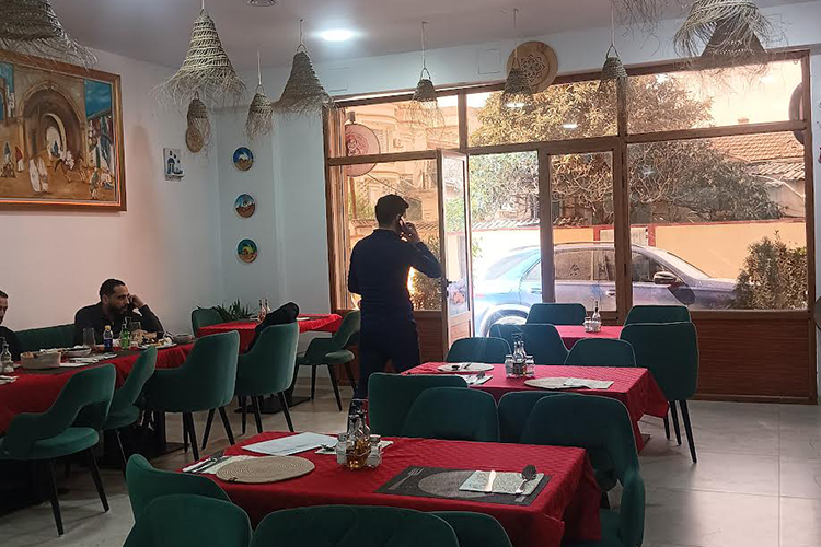 الجزائر – سحر النكهات العربية يجذب الصائمين إلى المطاعم الفاخرة في الجزائر – الشروق أونلاين