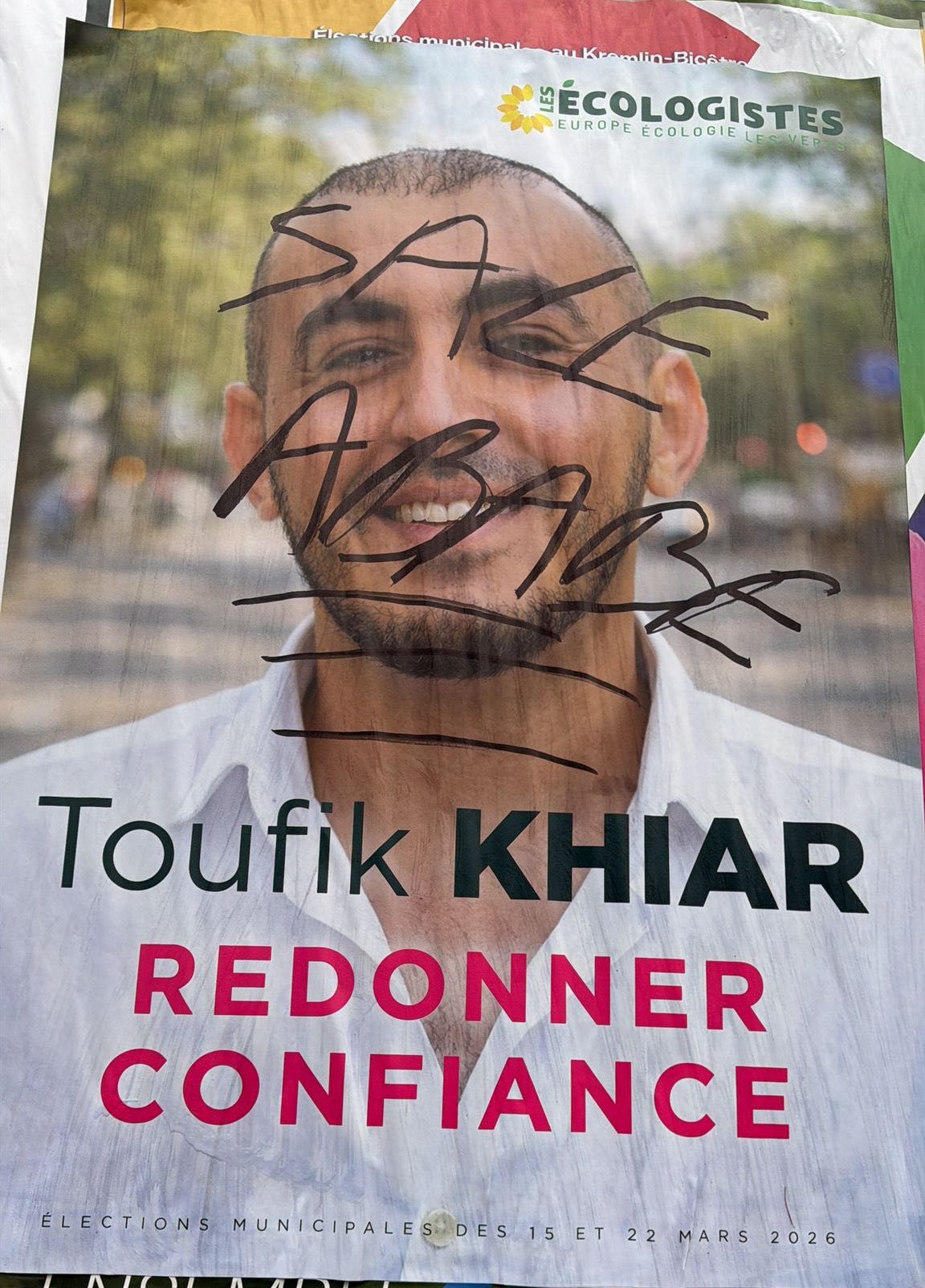تفاجأ عضو المجلس البلدي لمدينة لو كريملان-بيسيتغ، والمترشح للانتخابات البلدية، توفيق خيار، بكتابات عنصرية على ملصقات حملته الانتخابية، يوم الثلاثاء 24 فيفري 2026. صورة/شبكات