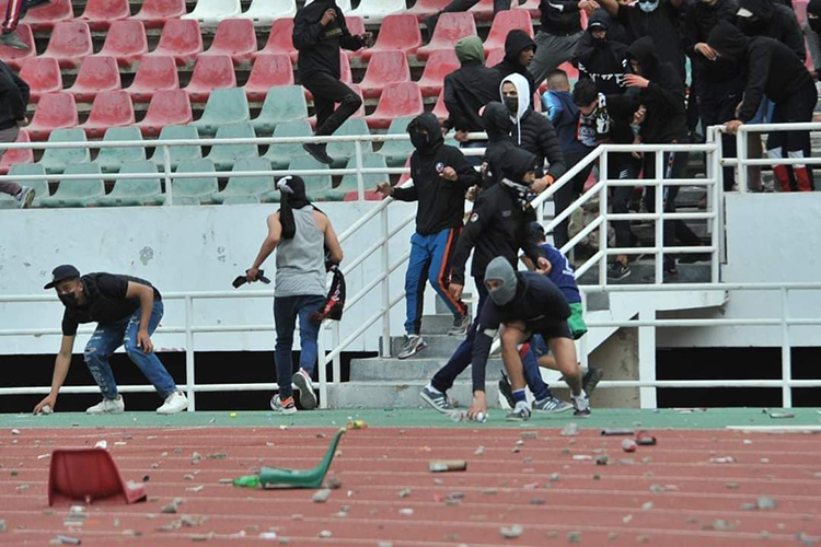 الجزائر – كاميرات توثق تحول رجال الشرطة إلى ضحايا في الملاعب! – الشروق أون لاين