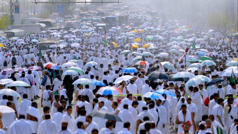 مشاهد تخطف الأنظار.. توافد ملايين الحجاج إلى منى لقضاء “يوم التروية”